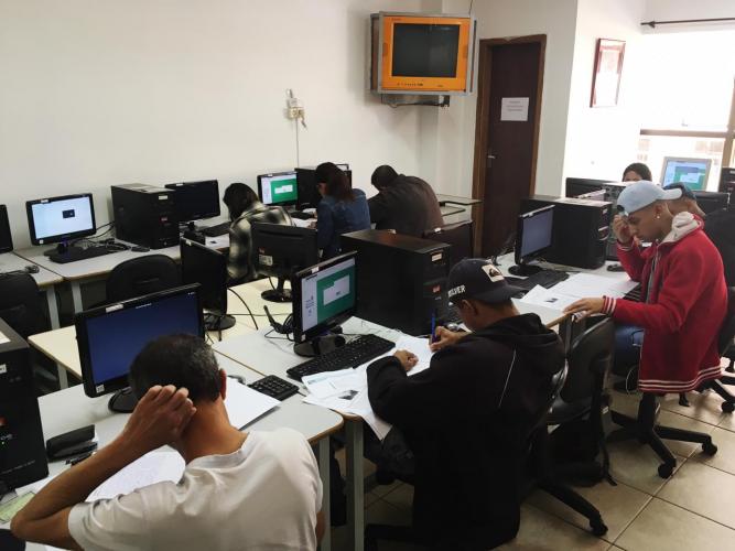 Fotografia de alunos no laboratório de informática