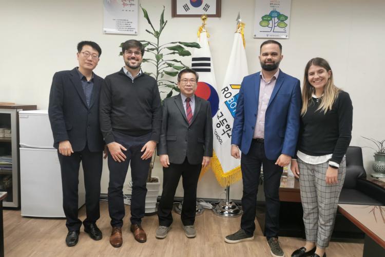 Na Coreia do Sul, secretário da Educação conhece tecnologias educacionais e soluções para o ensino profissionalizante