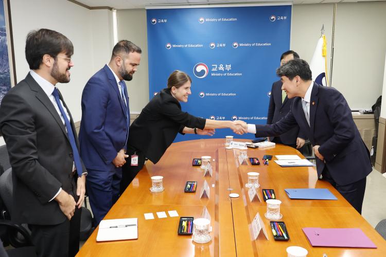 Na Coreia do Sul, secretário da Educação conhece tecnologias educacionais e soluções para o ensino profissionalizante