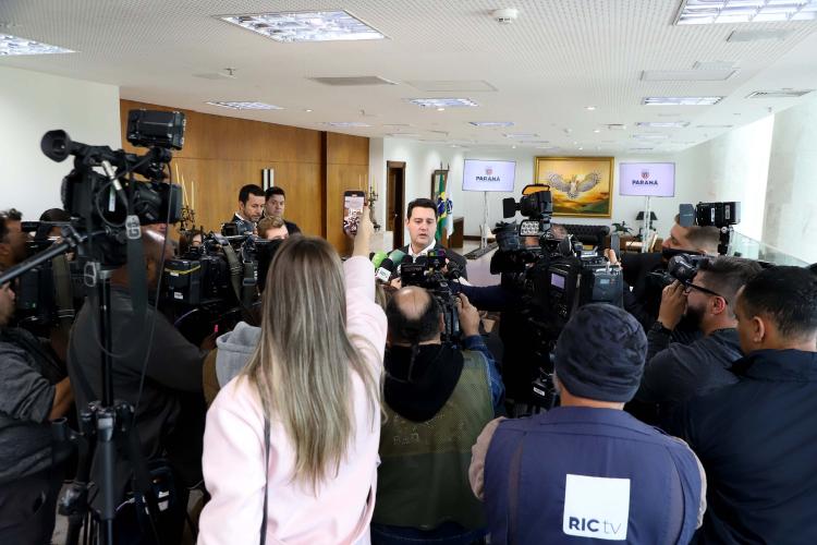 Determinação aconteceu em razão do episódio de violência ocorrido na manhã desta segunda-feira (19) no Colégio Estadual Professora Helena Kolody, em Cambé, Norte do Estado.