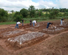 Estudantes preparando canteiro para plantação
