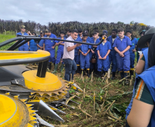 Foto de estudantes do Ceep Arapoti aprendendo sobre o maquinário