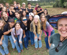 Foto de estudantes no Plantio de Pinus elliottii