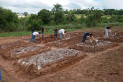Estudantes preparando canteiro para plantação