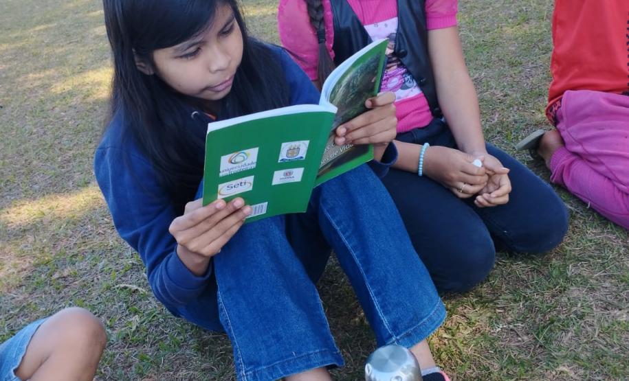 Foto de estudantes indígenas do Colégio Estadual Indígena Cacique Onofre Kanhgren
