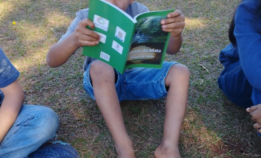 Foto de estudantes indígenas do Colégio Estadual Indígena Cacique Onofre Kanhgren