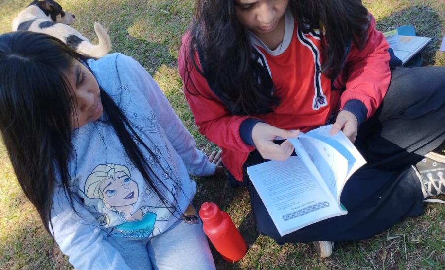 Foto de estudantes indígenas do Colégio Estadual Indígena Cacique Onofre Kanhgren