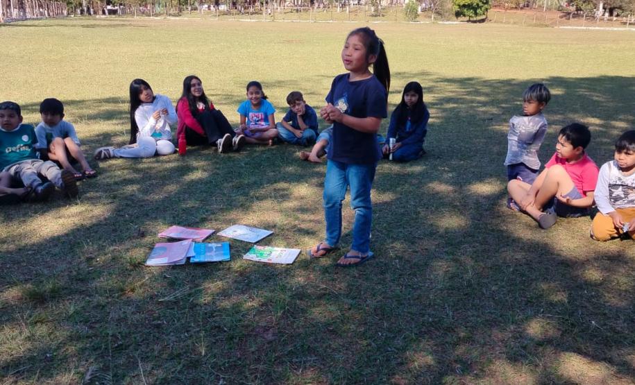 Foto de estudantes indígenas do Colégio Estadual Indígena Cacique Onofre Kanhgren