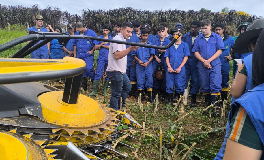 Foto de estudantes do Ceep Arapoti aprendendo sobre o maquinário
