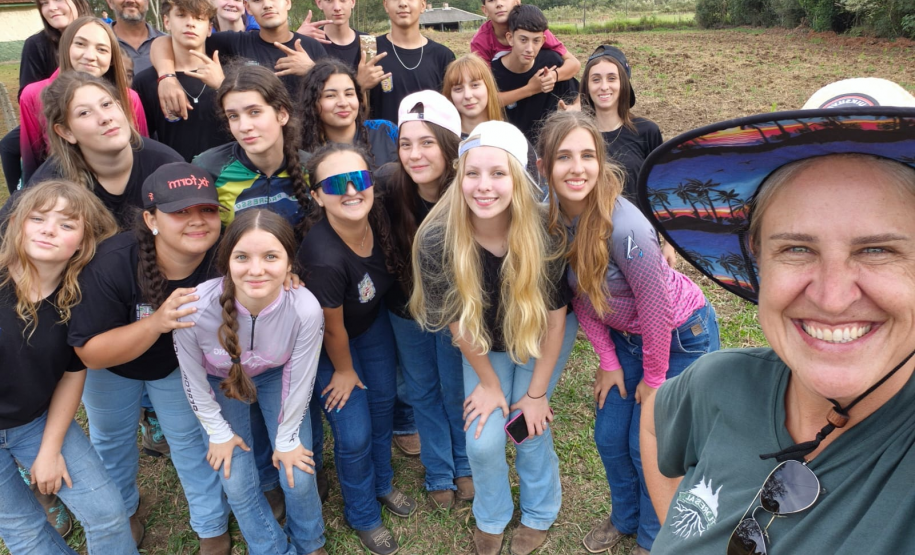 Foto de estudantes no Plantio de Pinus elliottii